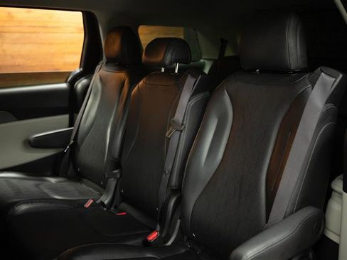 Used 2024 Kia Carnival LX image 12