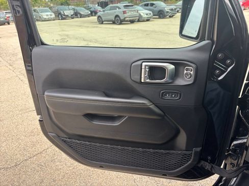 Used 2025 Jeep Wrangler Unlimited Sahara AWD/4WD image 18