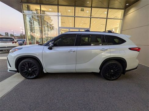 Used 2024 Toyota Highlander FWD image 2