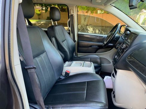 Used 2016 Chrysler Town & Country Touring image 56