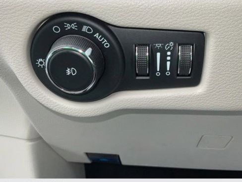 Used 2023 Chrysler Pacifica Touring-L image 26