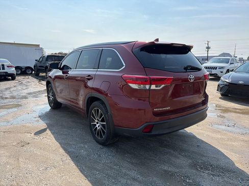 Used 2018 Toyota Highlander SE image 3