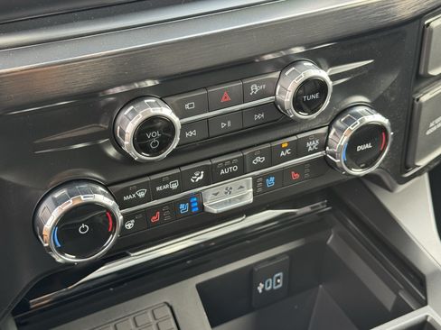 New 2026 Ford F250 Lariat w/ Black Appearance Package AWD/4WD image 19