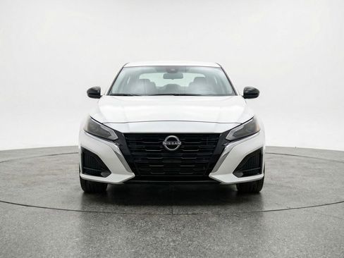 Used 2025 Nissan Altima 2.5 SV image 2