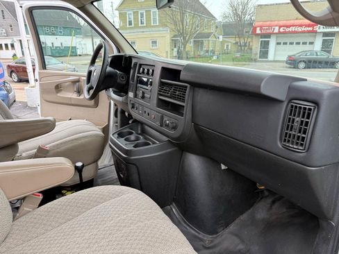 Used 2015 Chevrolet Express 2500 RWD image 21