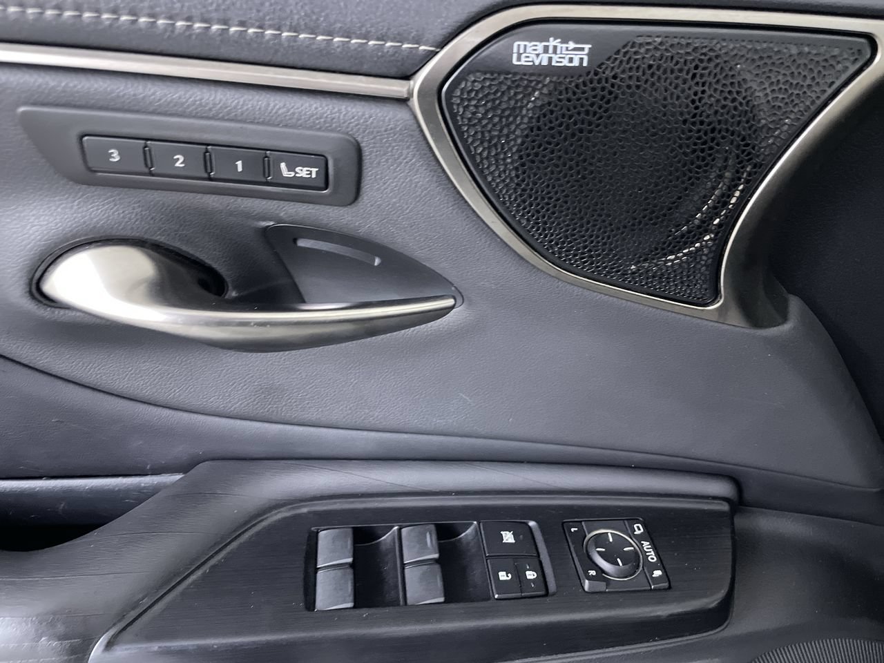 Used 2020 Lexus ES 300h Ultra Luxury w/ Accessory Package 2 FWD image 12