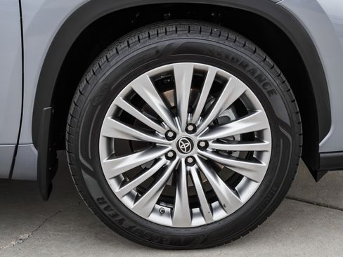 Used 2023 Toyota Highlander Platinum image 10