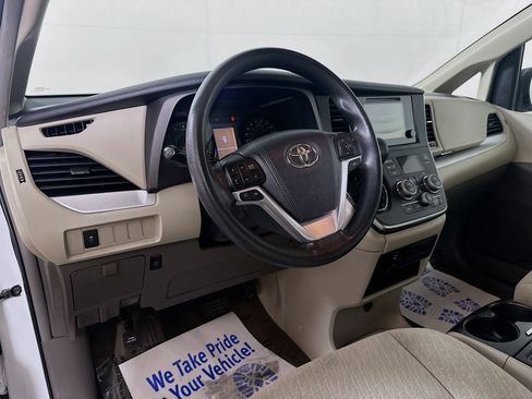 Used 2017 Toyota Sienna LE image 9