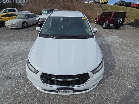 Used 2023 Chrysler Pacifica Touring-L image 13