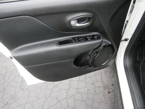 Used 2022 Jeep Renegade Altitude AWD/4WD image 12