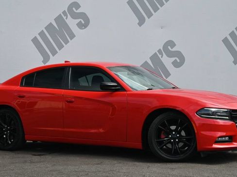 Used 2016 Dodge Charger SXT w/ Blacktop Package RWD image 3