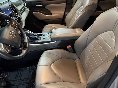 Used 2021 Toyota Highlander XLE AWD/4WD image 24