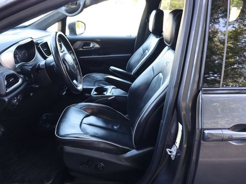 Used 2019 Chrysler Pacifica Limited w/ Advanced Safetytec Group FWD image 19