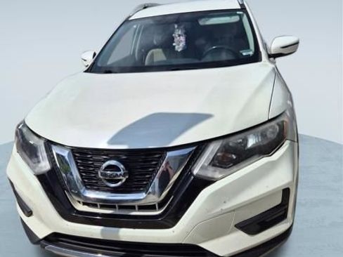 Used 2017 Nissan Rogue SV image 2