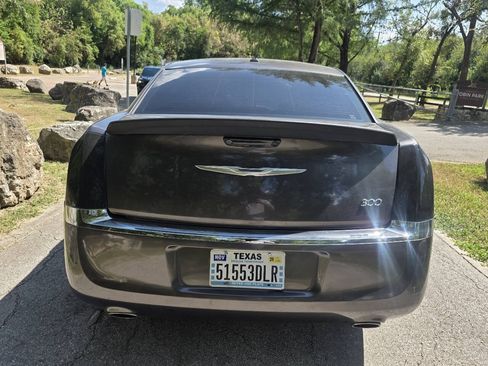 Used 2014 Chrysler 300 RWD image 4