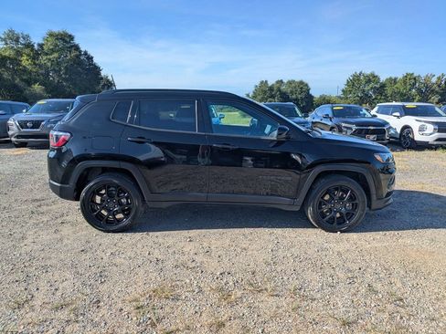Used 2025 Jeep Compass Latitude w/ Convenience Group AWD/4WD image 2