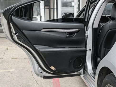 Used 2016 Lexus ES 300h image 54