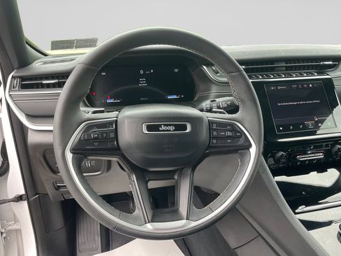 Used 2023 Jeep Grand Cherokee Altitude AWD/4WD image 24