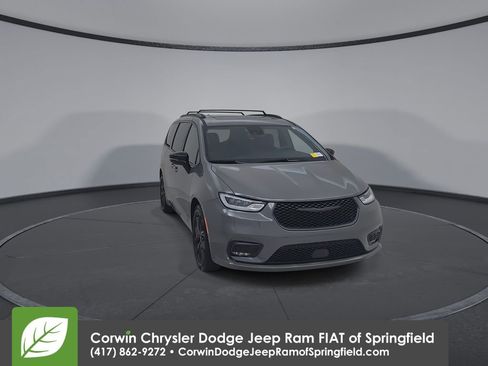 Used 2025 Chrysler Pacifica Limited FWD image 4