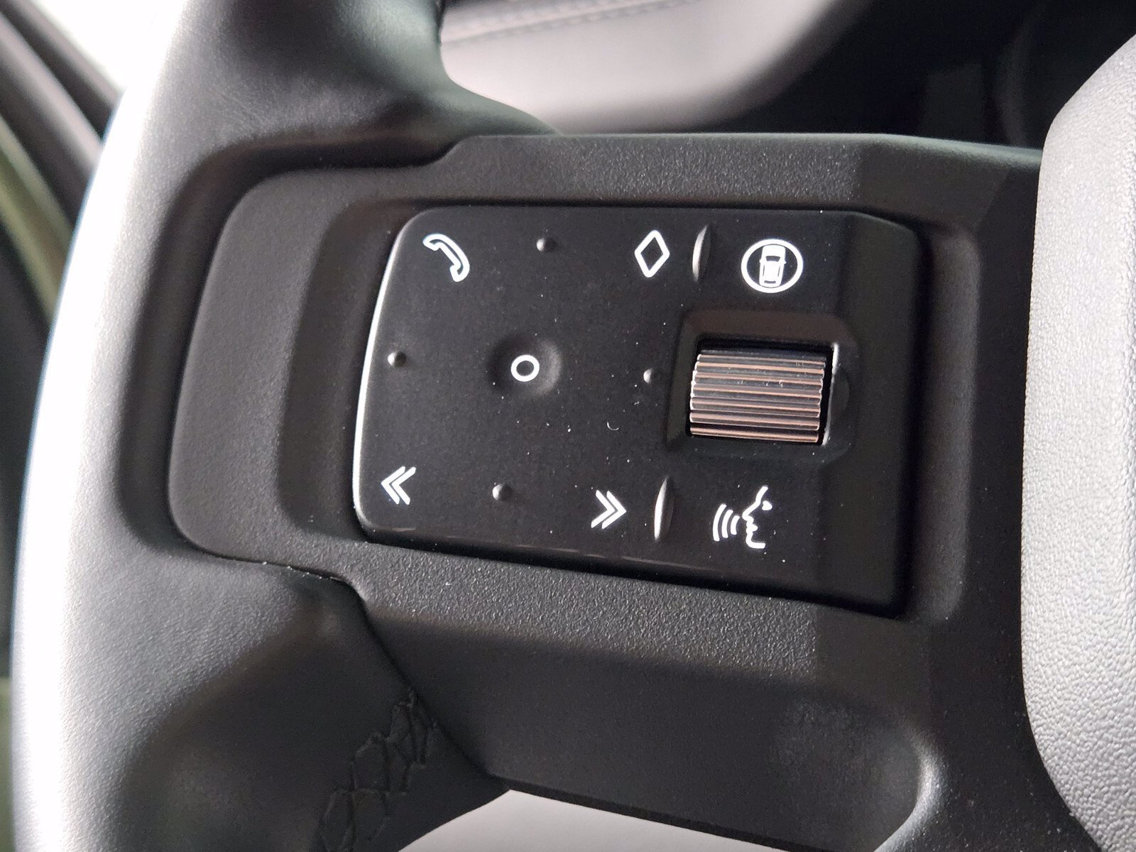 Used 2026 Land Rover Defender 110 X-Dynamic SE AWD/4WD image 25