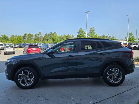 Used 2025 Chevrolet Trax LT FWD image 4