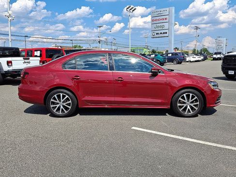Used 2017 Volkswagen Jetta SE FWD image 32