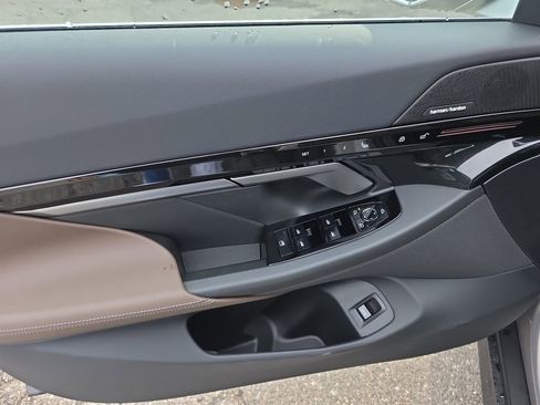 New 2026 BMW 530i xDrive w/ Premium Package image 11