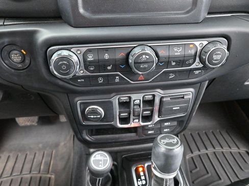 Used 2018 Jeep Wrangler Unlimited Sahara w/ Cold Weather Group AWD/4WD image 20