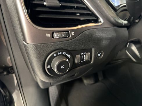 Used 2019 Jeep Cherokee Limited AWD/4WD image 18