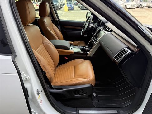 Used 2017 Land Rover Discovery HSE AWD/4WD image 16