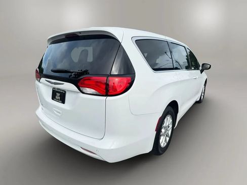 Used 2017 Chrysler Pacifica Touring FWD image 7