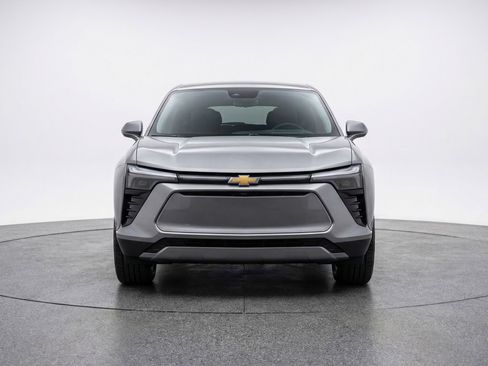 Used 2025 Chevrolet Blazer LT image 2