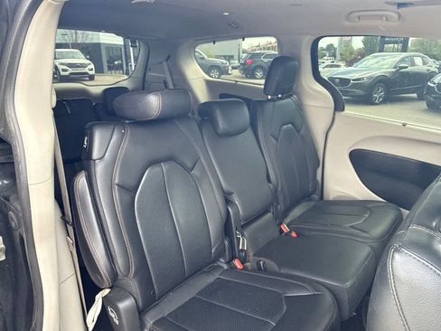 Used 2019 Chrysler Pacifica Touring-L FWD image 23