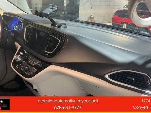 Used 2017 Chrysler Pacifica Touring-L w/ Tire & Wheel Group image 9