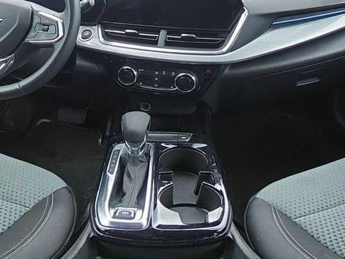 Used 2025 Chevrolet Trax LT w/ LT Convenience Package FWD image 20