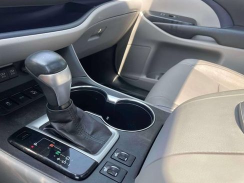 Used 2017 Toyota Highlander XLE AWD/4WD image 30