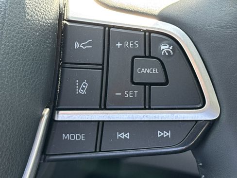 Used 2022 Toyota Highlander XLE FWD image 26