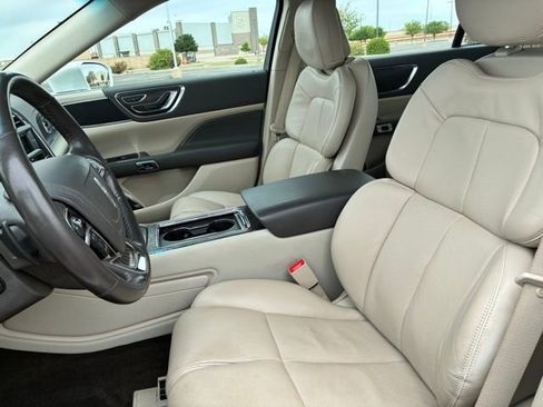 Used 2019 Lincoln Continental Select w/ Continental Climate Package image 11