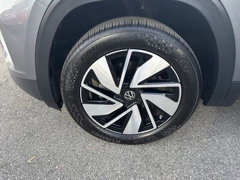 Used 2025 Volkswagen Atlas SE image 27