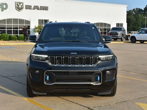 Used 2022 Jeep Grand Cherokee Overland w/ Luxury Tech Group IV AWD/4WD image 2