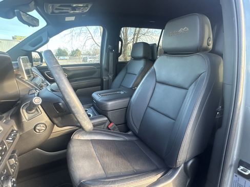 Used 2024 Chevrolet Suburban High Country w/ Advanced Technology Package image 11