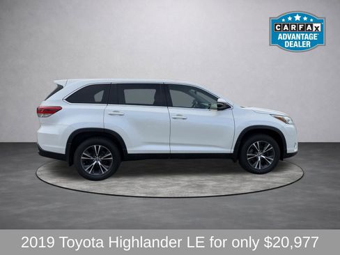 Used 2019 Toyota Highlander LE AWD/4WD image 2
