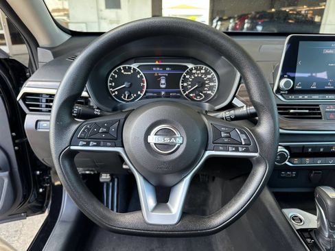Used 2025 Nissan Altima 2.5 SV FWD image 29