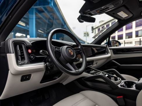 Certified 2025 Porsche Cayenne AWD/4WD image 4