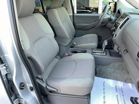Used 2013 Nissan Frontier SV w/ SV Value Truck Pkg RWD image 19