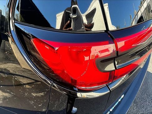 Used 2024 Chrysler Pacifica Touring-L image 21