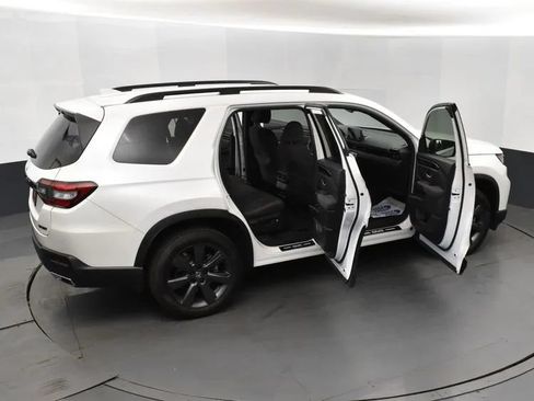 Used 2025 Honda Pilot Sport image 6
