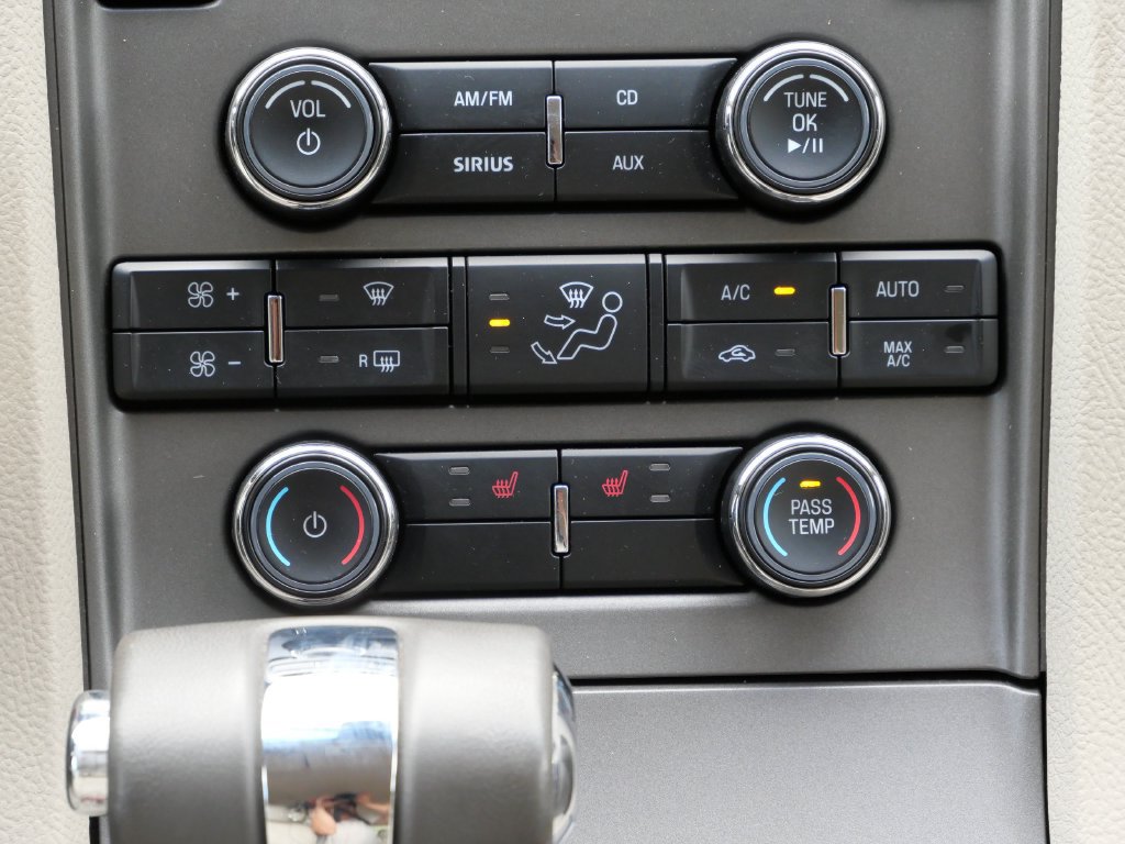 Used 2010 Ford Taurus SEL AWD/4WD image 16