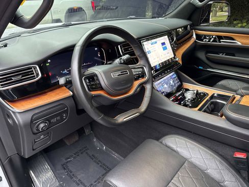 Used 2023 Jeep Grand Wagoneer Series III AWD/4WD image 18