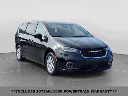 Used 2025 Chrysler Pacifica Select